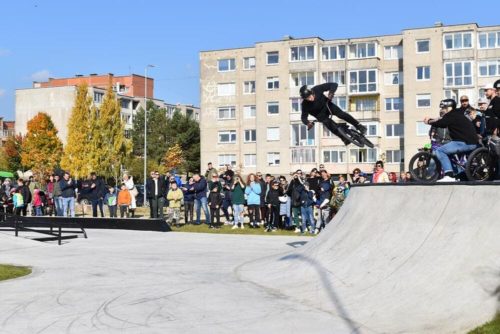 BMX sportists lēciena brīdī ar velosipēdu